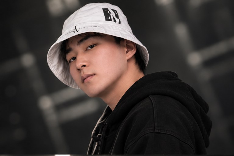 1sik wearing a white bucket hat